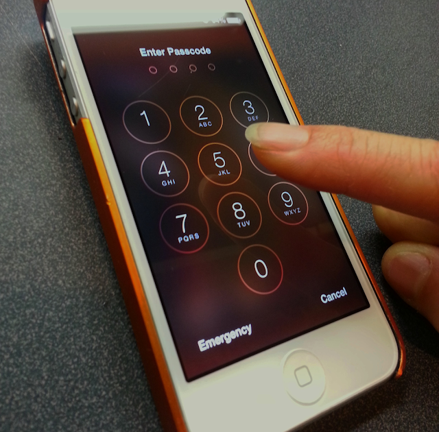 Another iPhone lockscreen bypass vulnerability found in iOS 7.02