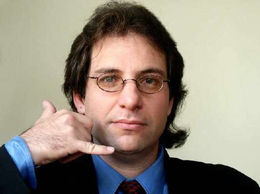 https://4.bp.blogspot.com/_BYX14125JUQ/SK-elwRbfkI/AAAAAAAAF2c/41TNaY2yiho/s728-e100/Kevin_Mitnick.jpg
